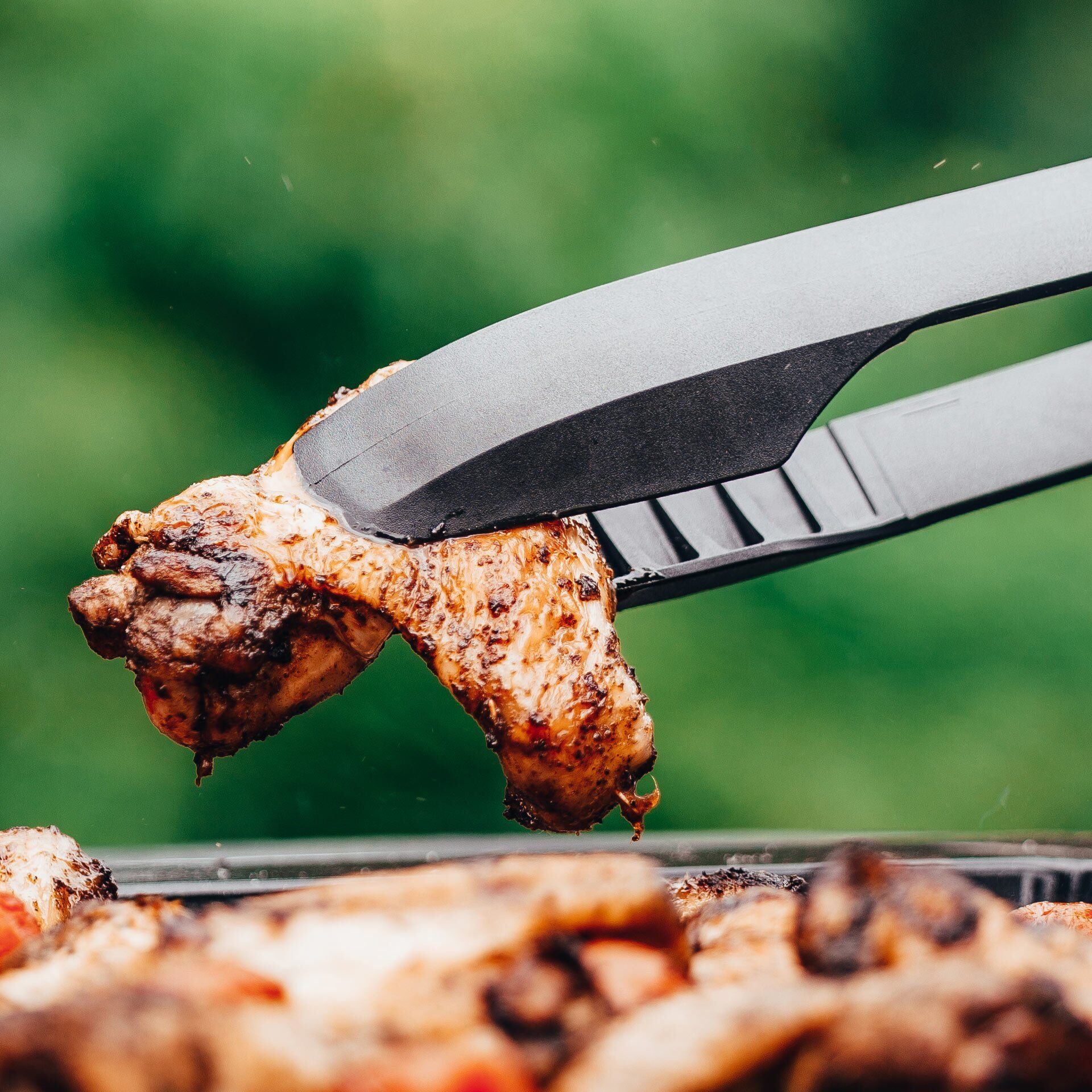 Szczypce do grilla - niezawodny pomocnik na Twoim grillu