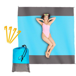 Wodoodporna mata plażowa koc piknikowy 210x200 cm niebieska z grafitowymi paskami