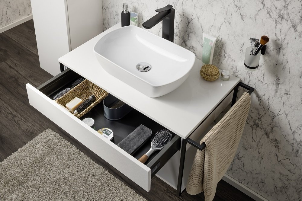 Biała szafka 107,5 cm z metalową czarna ramą 84913 FACKELMANN